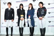 3人のアンバサダーライダーとフォトセッションに臨む菅井友香（左から2番目 / 欅坂46）。