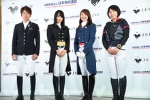 3人のアンバサダーライダーとフォトセッションに臨む菅井友香（左から2番目 / 欅坂46）。