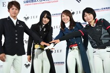 3人のアンバサダーライダーとフォトセッションに臨む菅井友香（左から2番目 / 欅坂46）。