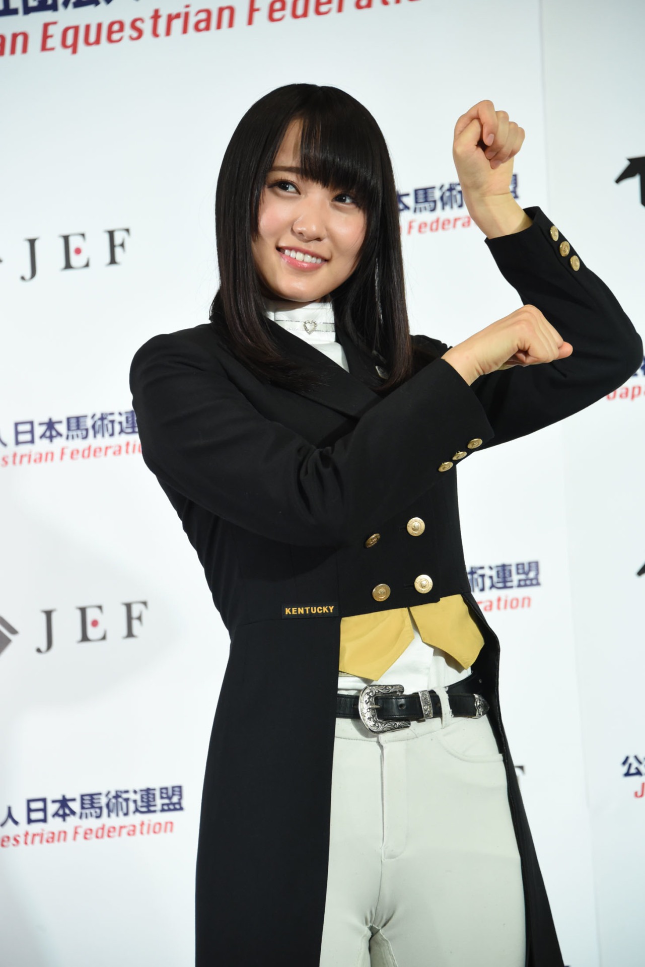 馬のポーズを決める菅井友香（欅坂46）。