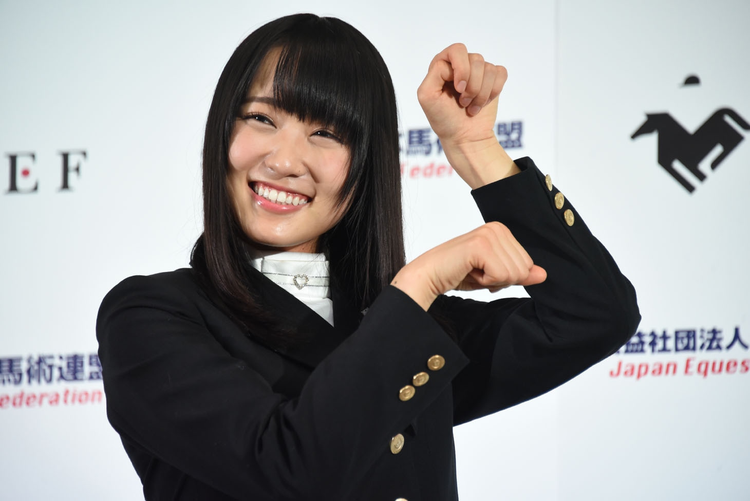 照れ笑いする菅井友香（欅坂46）。