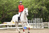 乗馬する菅井友香（欅坂46）。