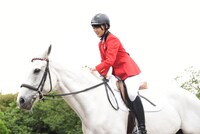 白馬とコミュニケーションを取る菅井友香（欅坂46）。