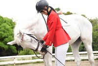 白馬になつかれる菅井友香（欅坂46）。