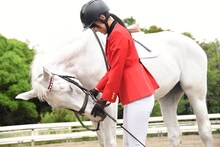 白馬になつかれる菅井友香（欅坂46）。