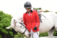 白馬になつかれる菅井友香（欅坂46）。