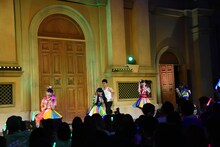 とき宣のうしろを駆け抜ける武井壮。（写真中央）