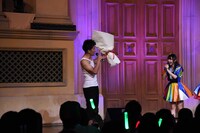 花束を持って現れた武井壮。（写真中央）