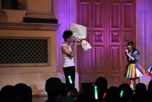 花束を持って現れた武井壮。（写真中央）