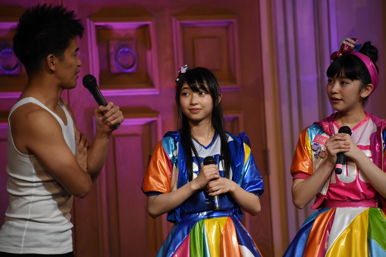 武井壮の話を聞く辻野かなみ、小泉遥香。