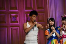 筆先のしなり具合を指摘する武井壮。