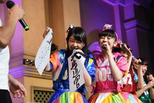 重なっていた半紙を剥がす辻野かなみ。（写真中央）