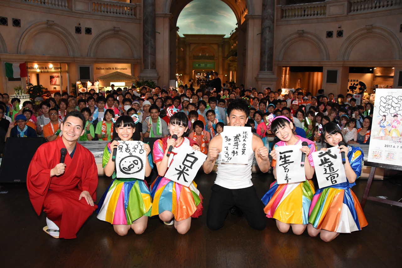 「ときめき♡宣伝部 ～5th SEASON～ 大胆 震撼 烈火のごとく襲来ドーン！ツアー！」東京・ヴィーナスフォート教会広場での集合写真。