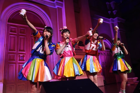 宣伝部員と乾杯するときめき▽宣伝部。