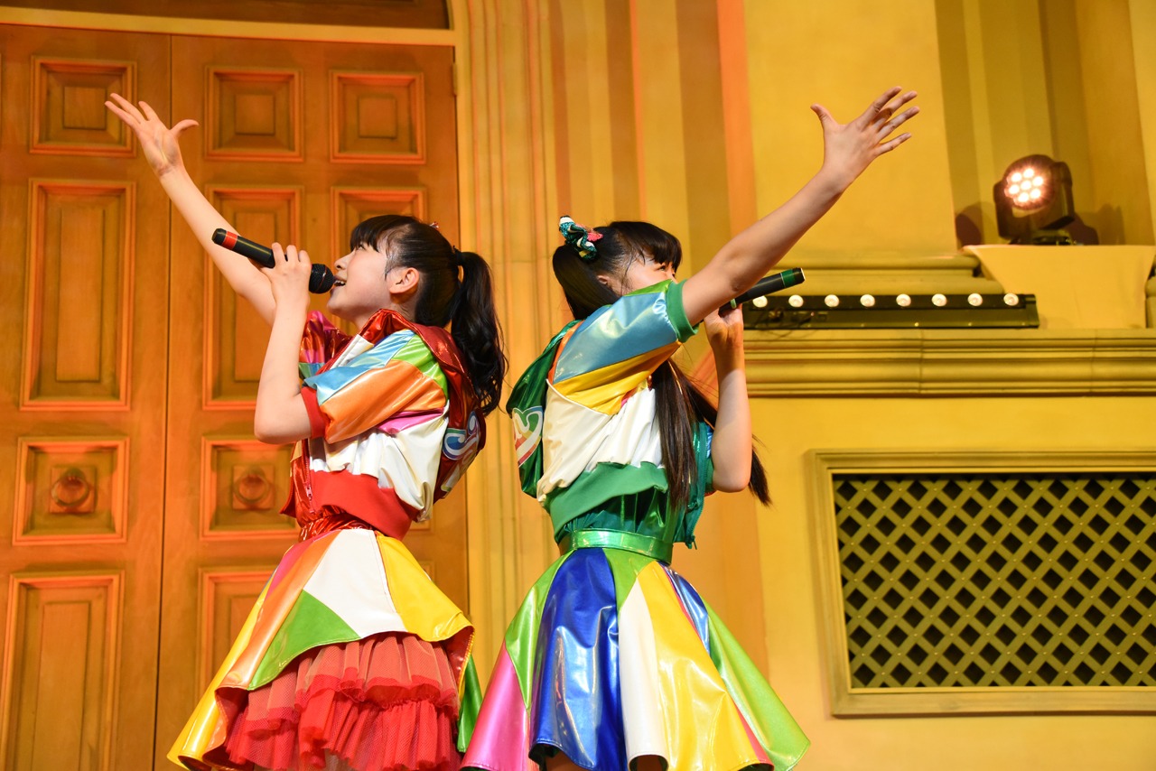 左から坂井仁香、吉川ひより。