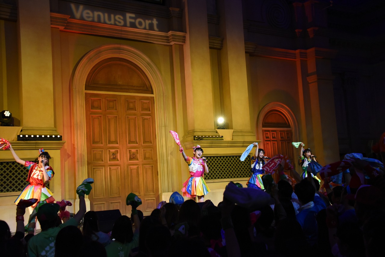 「ときめき♡宣伝部 ～5th SEASON～ 大胆 震撼 烈火のごとく襲来ドーン！ツアー！」東京・ヴィーナスフォート教会広場の様子。