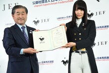 任命状を受け取った菅井友香（右 / 欅坂46）。