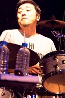 TOMO KANNO（Dr）（撮影：岩澤高雄）