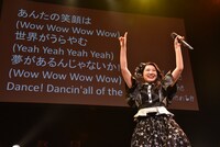 1999年リリースのモーニング娘。「LOVEマシーン」を歌う柏木ひなた。