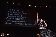 モーニング娘。「LOVEマシーン」の歌詞を一部エビ中仕様に替えて歌う柏木ひなた。