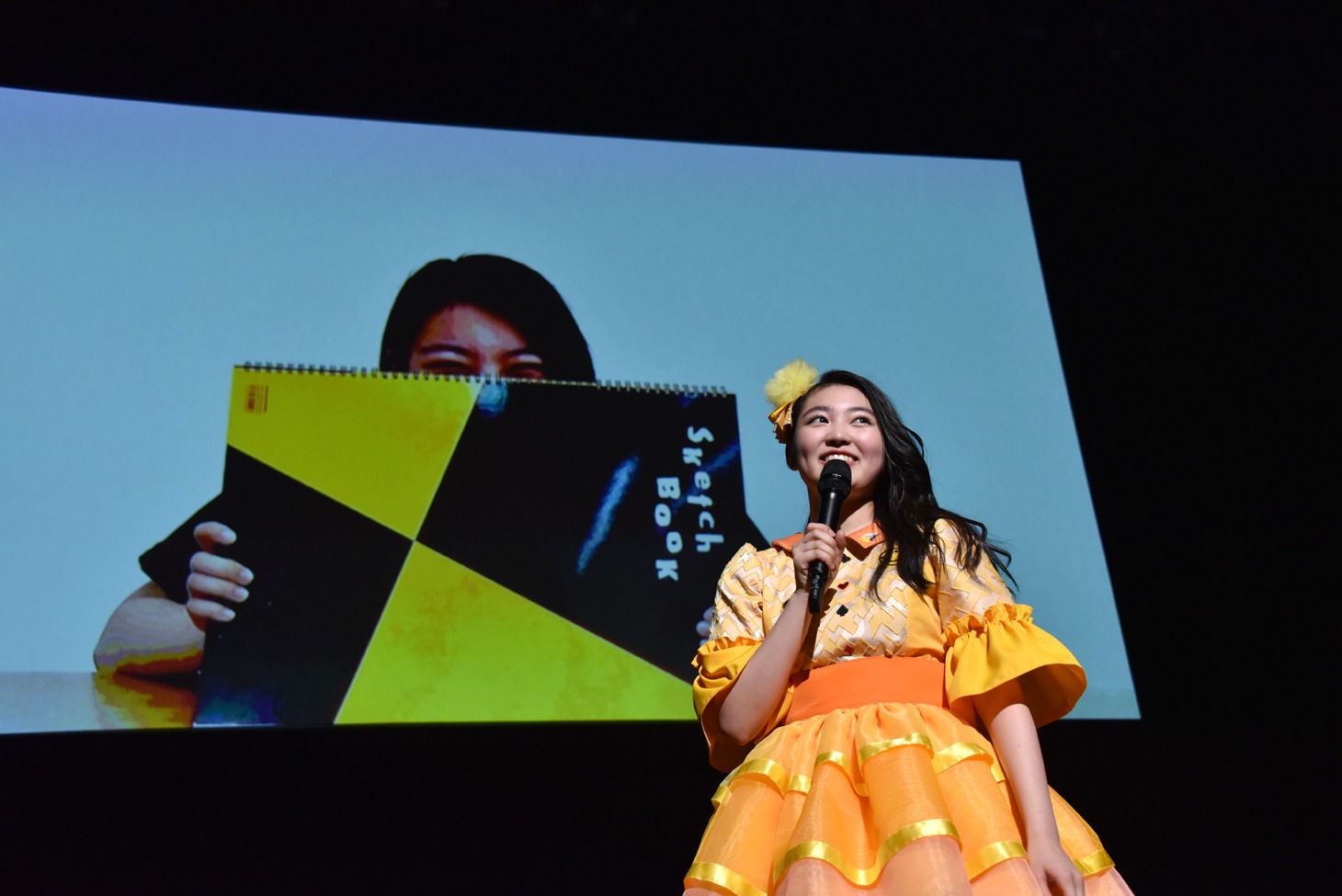 スクリーンに映る柏木ひなたと会話するステージ上の柏木ひなた。