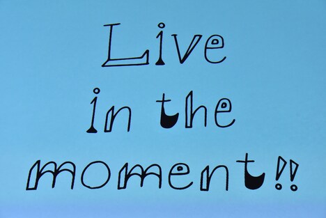 ライブタイトル「Live in the moment!!」の手書き文字。