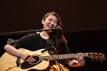 Gのコードを鳴らす柏木ひなた。