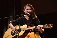 アコースティックギターを手に「タイヨウのうた」を歌う柏木ひなた。