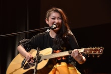 アコースティックギターを手に「タイヨウのうた」を歌う柏木ひなた。