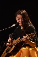 真剣な表情でギターを演奏する柏木ひなた。