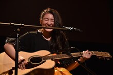 最後の決めのGがうまく鳴らず苦笑いする柏木ひなた。