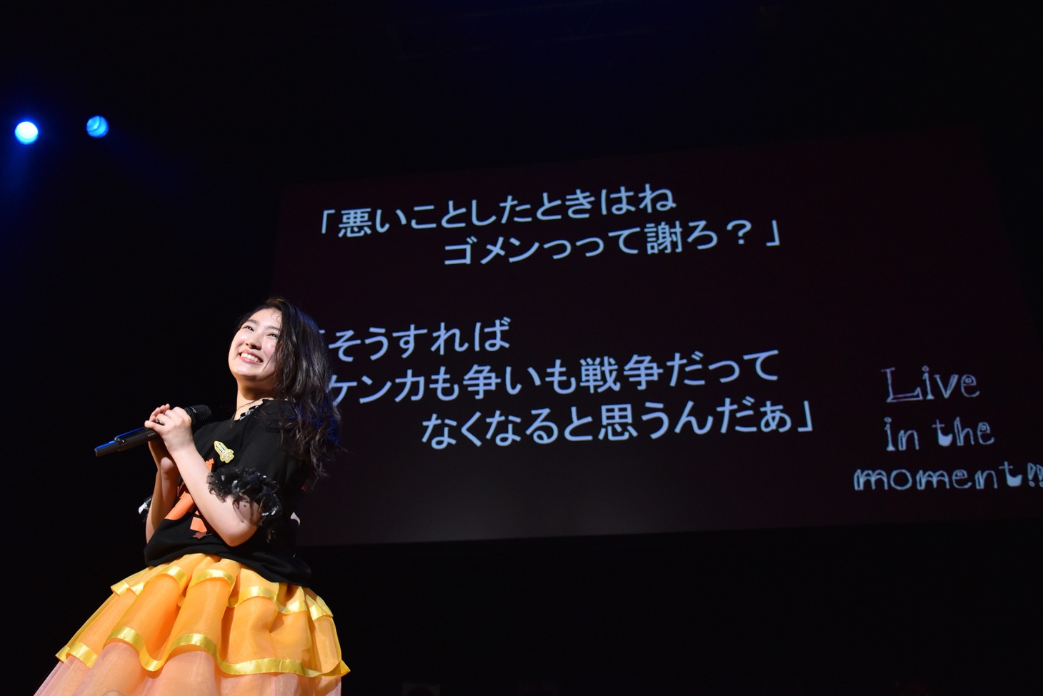 「えびぞりダイアモンド!!」を歌う柏木ひなた。