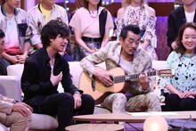 宇崎竜童と三浦祐太朗のコラボの様子。(c)NHK