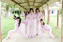 新しい学校のリーダーズと剛力彩芽（中央）。