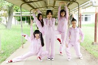 新しい学校のリーダーズと剛力彩芽（中央）。