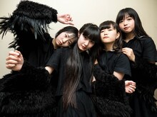 There There Theres。右から2番目が緒倉かりん。