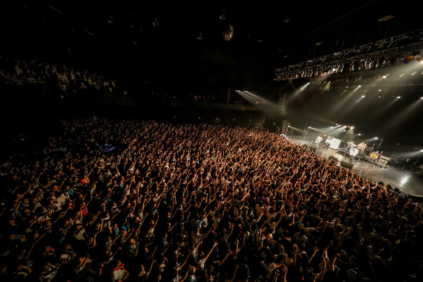 UNISON SQUARE GARDENのライブの様子。（Photo by Viola Kam [V'z Twinkle]）