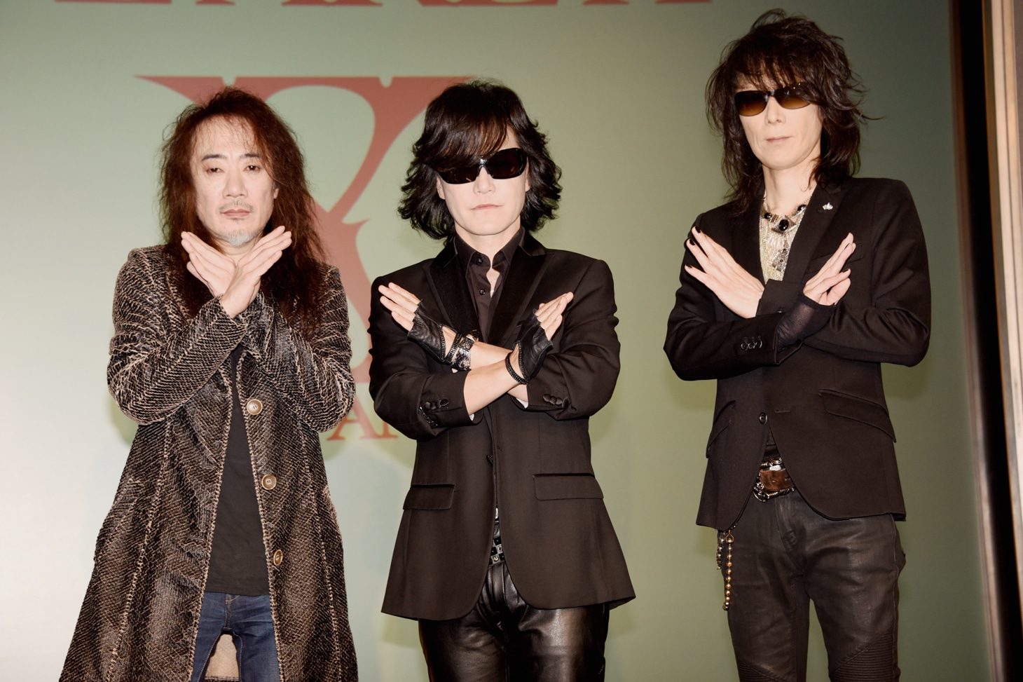 左からPATA（G）、Toshl（Vo）、HEATH（B）。
