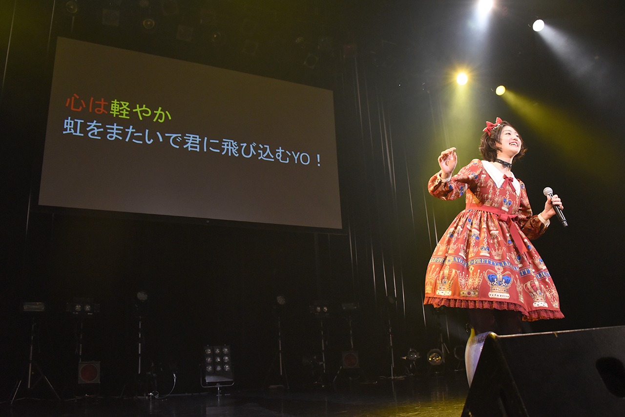 「ゼッテーアナーキー」をエビ中ファミリーに合唱させる小林歌穂。