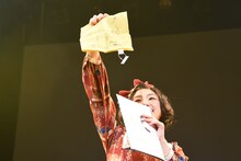 ○×クイズの景品であるサイン入りの黄色いハンカチをエビ中ファミリーに見せる小林歌穂。