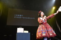 エビ中ファミリーに○×クイズの問題を出題する小林歌穂。