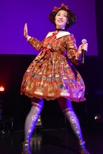 アンコールで「バタフライエフェクト」を踊る小林歌穂。