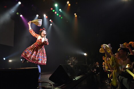 「MISSION SURVIVOR」でエビ中ファミリーとタオルを振り回す小林歌穂。