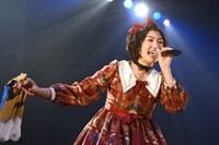 「MISSION SURVIVOR」でエビ中ファミリーとタオルを振り回す小林歌穂。