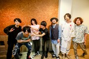 終演後のUNISON SQUARE GARDENとクリープハイプ。（Photo by Viola Kam [V'z Twinkle]）