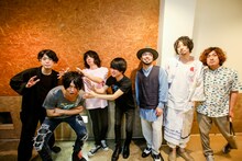 終演後のUNISON SQUARE GARDENとクリープハイプ。（Photo by Viola Kam [V'z Twinkle]）