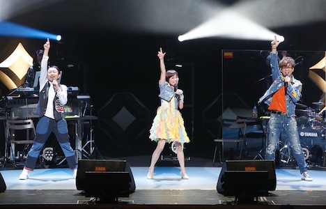 バナナフリッターズ「BANANA FRITTERS A-Go-Go!!! Re:LIVE 2017」の様子。(写真提供:ワーナーミュージック・ジャパン)