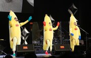 バナナに扮したバナナフリッターズ。(写真提供:ワーナーミュージック・ジャパン)