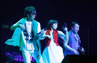 バナナフリッターズ「BANANA FRITTERS A-Go-Go!!! Re:LIVE 2017」の様子。（写真提供：ワーナーミュージック・ジャパン）