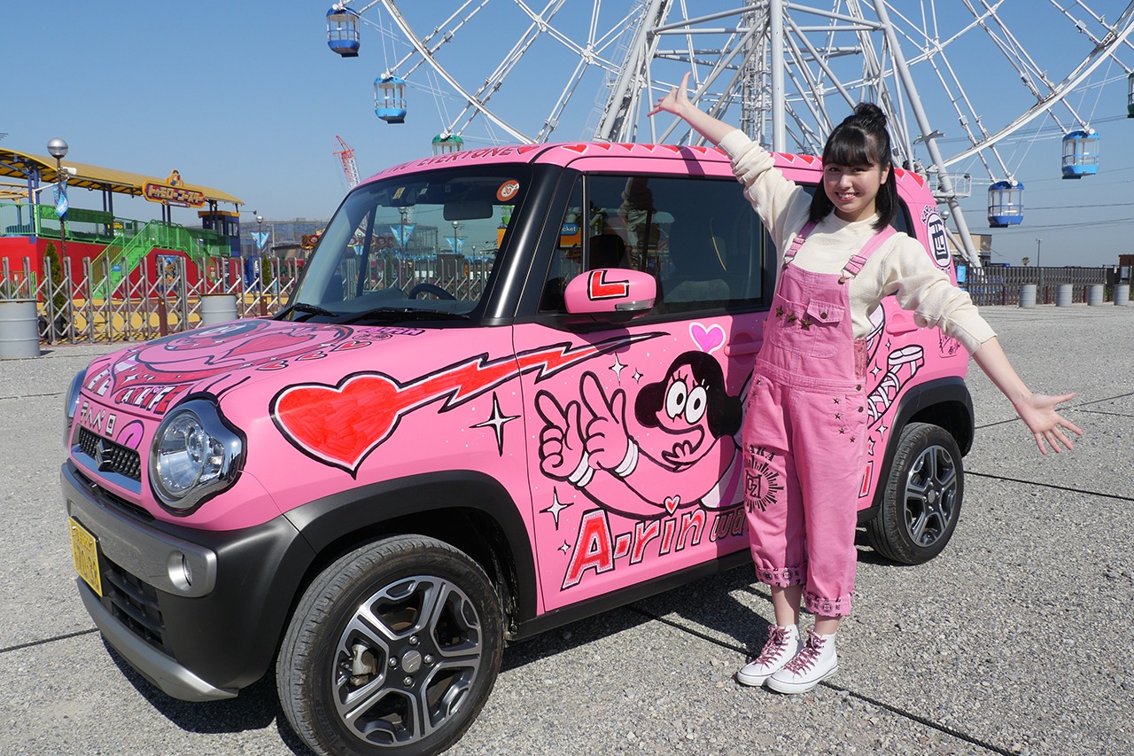 「痛ぁ～りん車」と佐々木彩夏。 (c)テレビ朝日